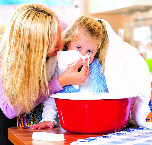 Viele Kinder kämpfen gegen Erkältungen: Apotheken in Nordrhein beraten zu sanften und wirksamen Hausmitteln